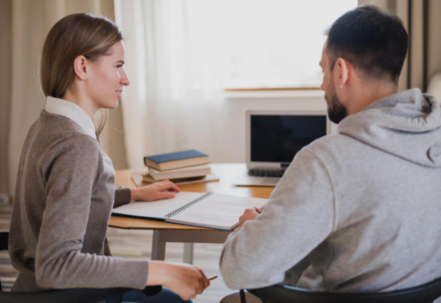 Session de formation pratique en stylisme masculin
